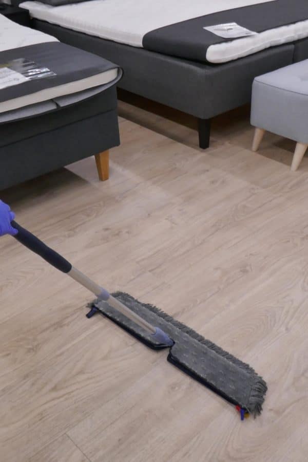 Lattian nihkeäpyyhintä mopilla kalustamattomassa asunnossa