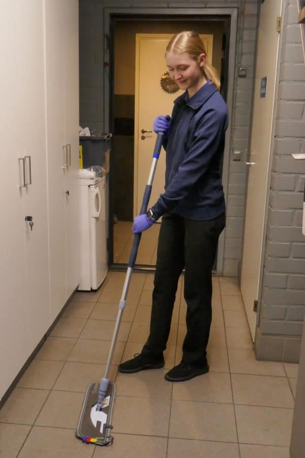 Putsinkin siivooja moppaa laattalattiaa